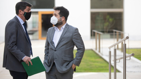 El vicepresidente de la Junta de Andalucía, Juan Marín (i) conversa con el diputado parlamentario de Ciudadanos, Fran Carrillo (d), a su llegada a la sesión de control al gobierno con preguntas al presidente de la Junta en el pleno del Parlamento andal