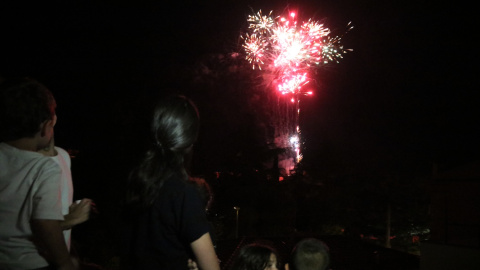 Pla obert d'un castell de focs vist des d'un terrat de l'Espluga de Francolí durant la revetlla de Sant Joan