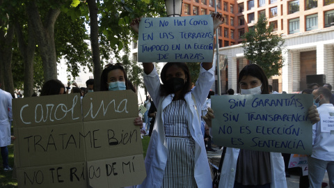 25/05/2021.- Médicos Internos Residentes (MIR) protestan a las puertas del Ministerio de Sanidad en Madrid, este martes.