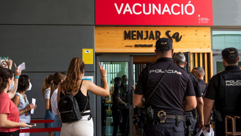 Ciudadanos esperan para recibir la segunda dosis de la vacuna contra la covid-19 en el Hospital Son Espases, en Mallorca.