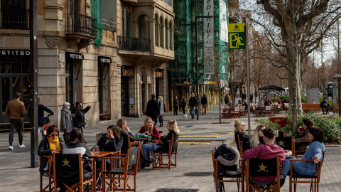 Aspecto de una terraza de un bar en el centro de Barcelona este viernes.