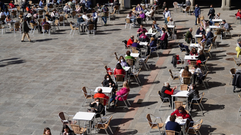 Varias personas en la terraza de un restaurante en Salamanca, Castilla y León (España), a 24 de febrero de 2021