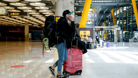 Un chico con el equipaje en la T4 del aeropuerto Adolfo Suárez, Madrid-Barajas durante el primer día laboral tras el estado de alarma, a 10 de mayo de 2021.