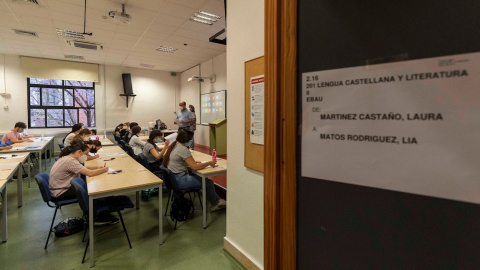 01/06/2021.- Alumnos de bachillerato este martes en el aula del Campus de la Merced de la Universidad de Murcia, durante la prueba de lengua castellana y literatura de la EBAU.