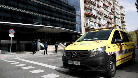 Vehículos de intervención sanitaria del SUMMA a las puertas de el Gran Hotel Colón, en una imagen de archivo en 19 de marzo de 2020.