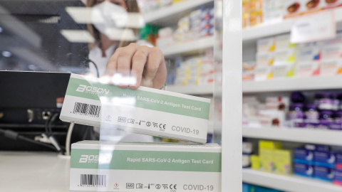 Una caja con test de antígenos contra la covid-19 en una farmacia.