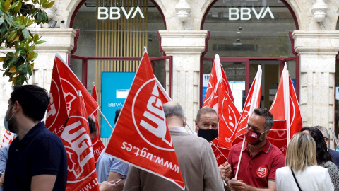 Trabajadores del BBVA concentrados frente a una sucursal del banco en Valladolid, durante la huelga convocada para protestar por los despidos que plantea la entidad bancaria. EFE/ Nacho Gallego