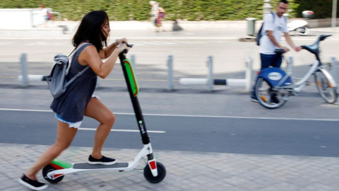 Una mujer en patín por la calle. /EFE (archivo)