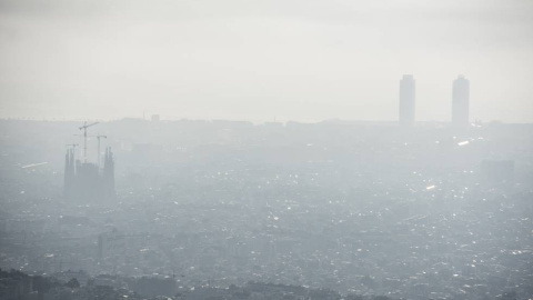 La boina de contaminación sobre la ciudad de Barcelona. EFE