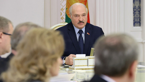 El presidente bielorruso, Aleksandr Lukashenko, preside una reunión con el grupo de trabajo que está redactando una nueva versión de la Constitución en Bielorrusia.