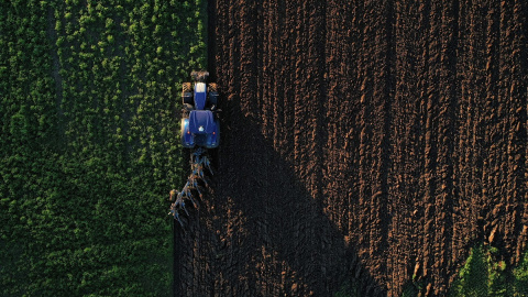 Un agricultor ara su campo durante la puesta de sol en Hermies, Francia.