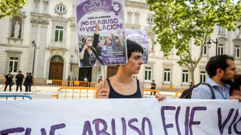 Un total de 135 organizaciones feministas han convocado una concentración ante el Tribunal Supremo de Madrid para volver a protestar contra la sentencia que condena a los cinco miembros de La Manada por un delito de abuso sexual y les absuelve del de agr