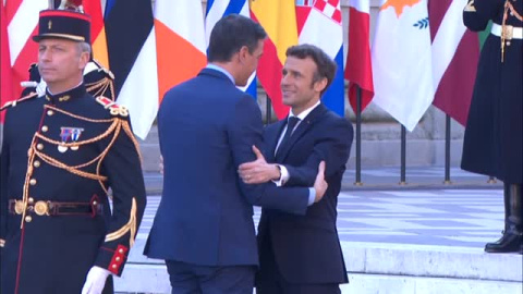 Efusivo recibimiento de Macron a Sánchez a su llegada a la cumbre de jefes de Gobierno de la UE