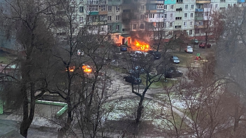 Se ve fuego en Mariupol en una zona residencial después de los bombardeos en medio de la invasión de Rusia.