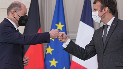 El canciller alemán Olaf Scholz (L) y el presidente francés Emmanuel Macron chocan con el puño al final de su conferencia de prensa conjunta después de su reunión en el Palacio del Elíseo.