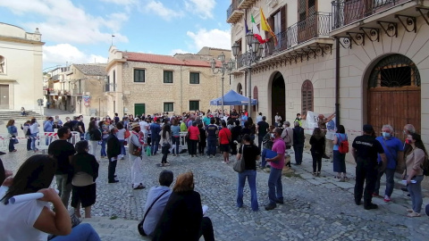 13/12/2021 Los vecinos del pueblo siciliano Palazzo Adriano hacen cola para vacunarse en la plaza central.