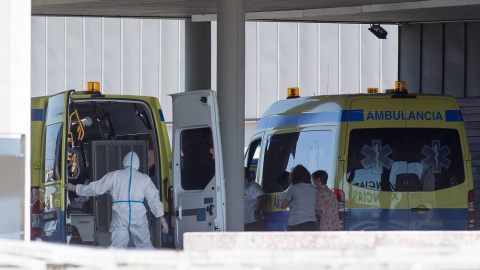 Un paciente con Covid-19 es trasladado desde el Hospital de O Incio al Hospital de Lugo, Galicia, a 3 de septiembre de 2020.