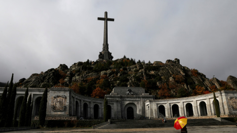 20/10/2019.- Una mujer sostiene un paraguas en el Valle de los Caídos, el mausoleo que contiene los restos del ex dictador Francisco Franco. / REUTERS (Susana Vera)