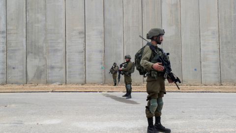 Soldados israelíes hacen guardia ante el nuevo muro en la frontera con Gaza.