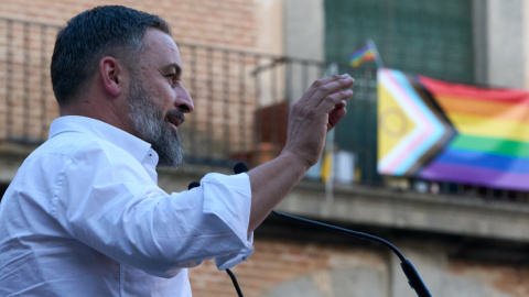 Imagen de archivo de Santiago Abascal durante un mitin frente a una bandera LGTBI+.