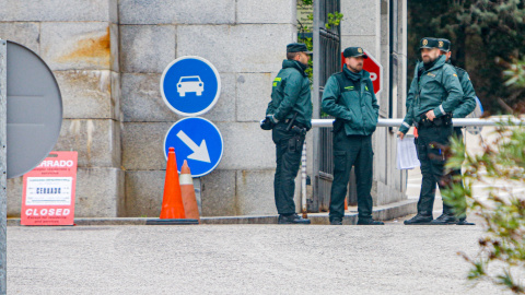 22/10/2019- Varios agentes de la Guardia Civil, junto a la puerta de acceso al Valle de los Caídos./ EUROPA PRESS (Ricardo Rubio)