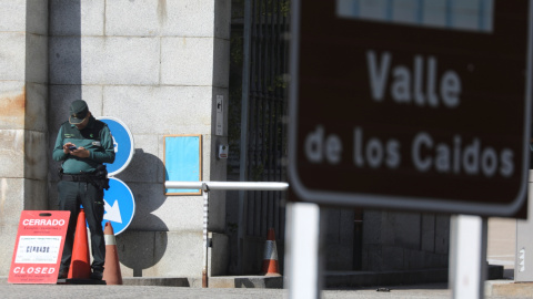 Un oficial de la Guardia Civil en la entrada cerrada del Valle de los Caídos, en San Lorenzo de El Escorial, cerca de Madrid./ REUTERS (Sergio Pérez)