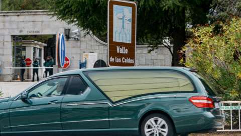 22/10/2019.- Un coche fúnebre llega al Valle de los Caídos durante el ensayo de la exhumación de Franco, la cual está prevista para el 24 de octubre./ EUROPA PRESS (Ricardo Rubio)