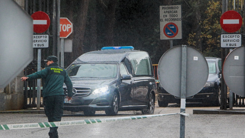 22/10/2019 - Un coche fúnebre sale del Valle de los Caidos, en la jornada en la que se realiza el ensayo de la exhumación de Franco la cual está prevista para el 24 de octubre, en Madrid. / EUROPA PRESS (Ricardo Rubio)