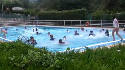 Un socorrista de una piscina alavesa impide bañarse con camiseta a un niño transgénero.