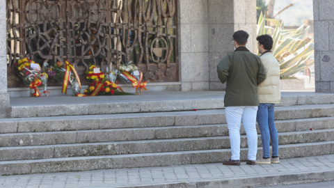 Unos hombres a las puertas del panteón donde está enterrado el cuerpo del dictador Francisco Franco.