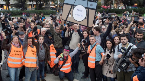 La concentració de periodistes contra les agressions, sobretot les policials, dels darrers dies. EFE / MARTA PÉREZ