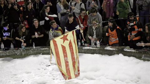 L'acció de protesta que s'ha fet a la plaça Espanya contra la sentència del Procés. EFE / JESÚS DIGES