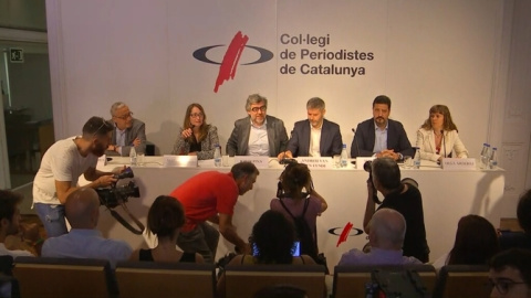 Els advocats dels dirigents independentistes presos, en roda de premsa conjunta aquest divendres al Col·legi de Periodistes de Cataluya. / CCMA.