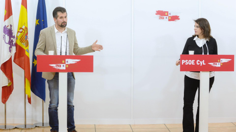 El secretario general del PSOE de Castilla y León y portavoz en las Cortes, Luis Tudanca (i), y la vicesecretaria general del PSOE, Adriana Lastra, comparecen ante la prensa este miércoles para analizar la actualidad política de Castilla y León, en Va