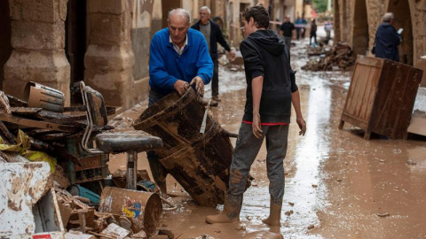 23/10/2019.- Varios operarios y vecinos realizan tareas de desescombro y limpieza en L'Albi (Lleida) una población que ha resultado gravemente afectada por las lluvias torrenciales que se han caído esta madrugada en Cataluña.EFE/ Oscar Cabrerizo