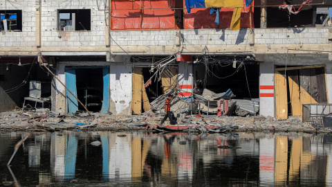 Edificios destruidos en la ciudad de Jan Yunis, en la Franja de Gaza, a 30 de junio de 2024.