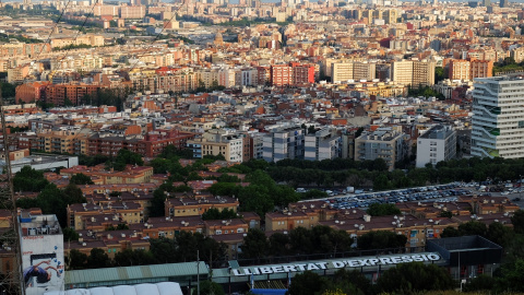 Pintada con el mensaje "Llibertat d'expressió" en el tejado del Ateneu Popular 9 Barris (Barcelona). / #FaltanPintadas