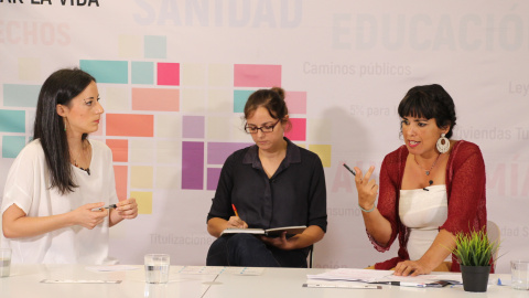 Isabel Franco, Lucrecia Hevia y Teresa Rodríguez, durante el debate en la sede de Podemos Andalucía