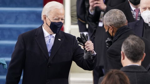 20 de enero de 2021 - El expresidente Barack Obama saluda al presidente electo Joe Biden cuando llega a la 59a inauguración presidencial en el Capitolio de los Estados Unidos.