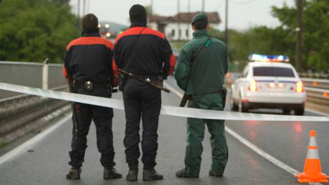 Agentes de la Ertzaintza y la Guardia Civil, en una carretera vasca. EFE/ D.Aguilar