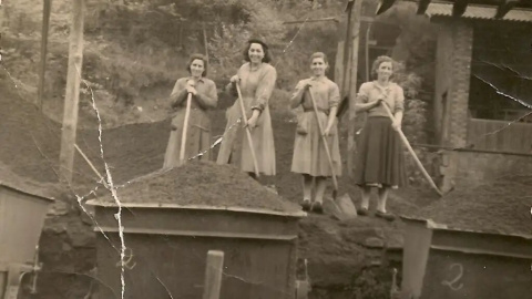 Carboneras en la mina de La Encarná, en SMRA, 1950. Foto: Memoria Digital de Asturias