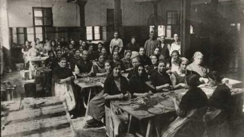 Trabajadoras en una fábrica de conservas de Candás luciendo la tradicional manta, en la década de 1930