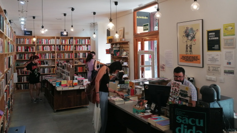 Librería Traficantes de Sueños, situada en el barrio madrileño de Lavapiés.