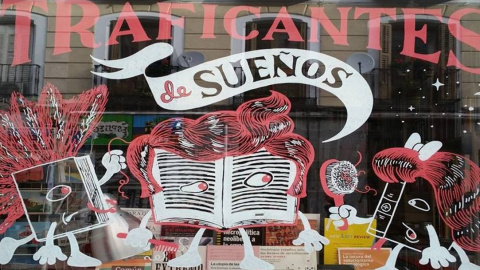 Escaparate de la librería madrileña Traficantes de Sueños.