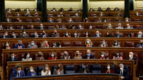 15/12/2021.- (De izq a der, delante) El presidente del Gobierno, Pedro Sánchez, la vicepresidenta primera del Gobierno y ministra de Asuntos Económicos y Transformación Digital, Nadia Calviño, la vicepresidenta segunda y ministra de Trabajo y Economí