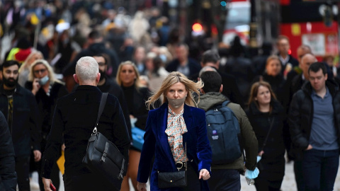 Varias personas andan por una zona de tiendas en Oxford Street, en Londres.