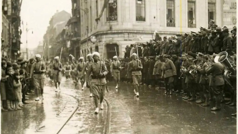 Tropas norteafricanas entrando en Gijón tras el aplastamiento de la revolución