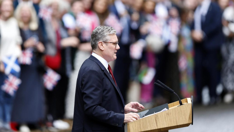 El nuevo primer ministro de Gran Bretaña, Keir Starmer, pronuncia su primer discurso en el número 10 de Downing Street, en Londres.