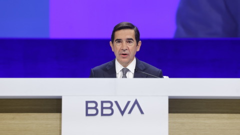 El presidente del BBVA, Carlos Torres, preside la junta general extraordinaria de accionistas en Bilbao.