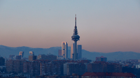 Capa de contaminación sobre la ciudad desde el Cerro del Tío Pío en Madrid (España), a 18 de enero de 2021.